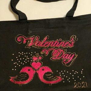 Hand bag with zipper